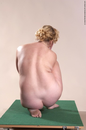 Nude Woman White Kneeling poses - ALL Average Kneeling poses - on one knee medium blond Pinup