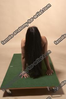 darja kneeling 27