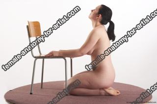 vendula kneeling 21