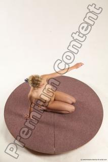 izabela kneeling 25a